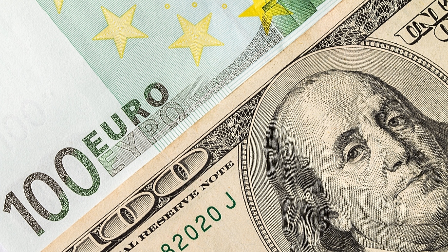 Euro mantiene slancio positivo