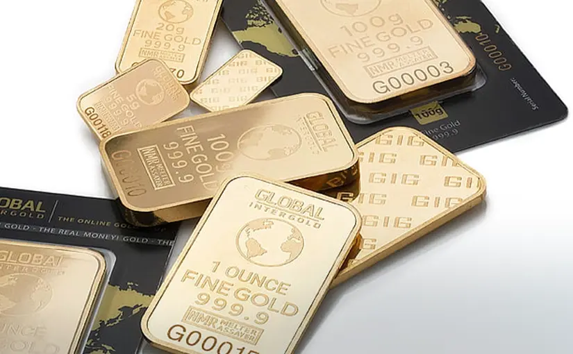 Gold Hits Record High as Dollar Weakens and Geopolitical Risks Persist