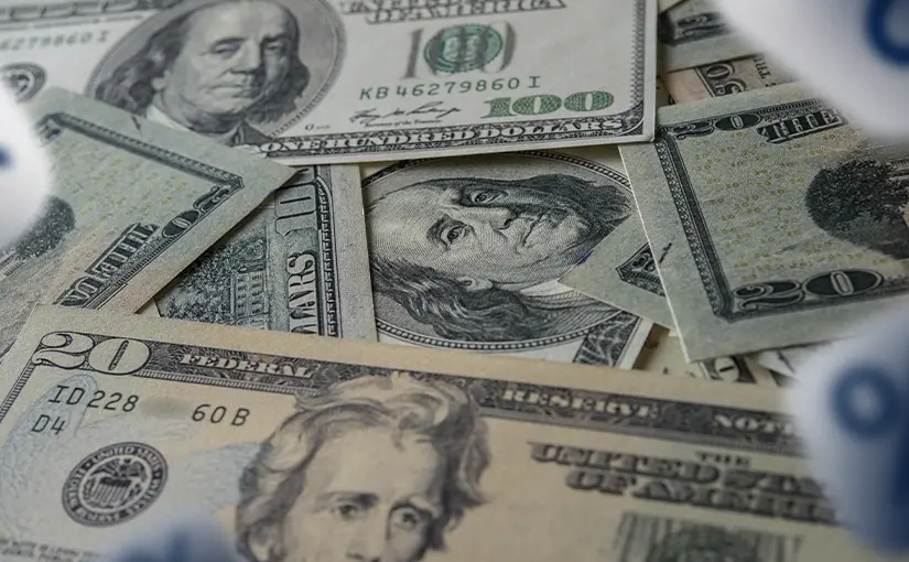 Dólar sustenta ganhos antes da publicação do PCE