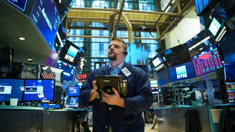 Wall Street in calo, BCE avverte sull'IA