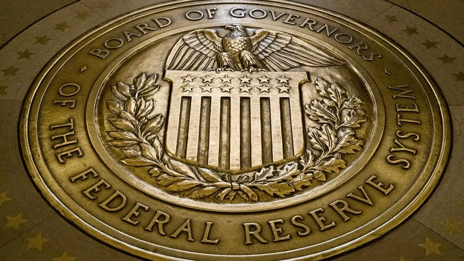 Fed, mercati in attesa: dollaro forte e Bitcoin giù